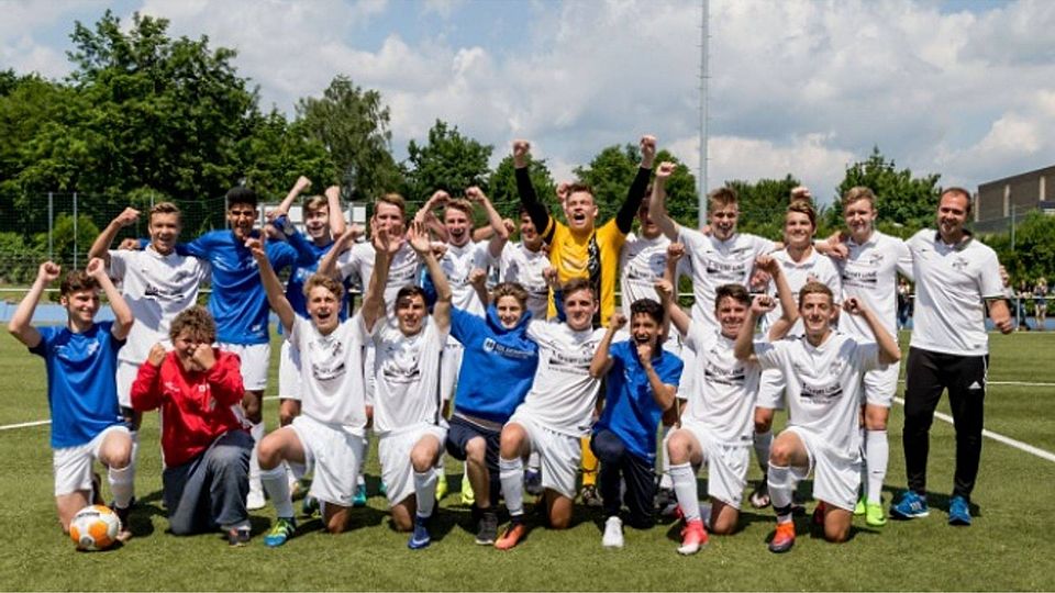 Die TSG Wieseck feiert nach dem 3:0 gegen Alsfeld-Bechtelsberg die Meisterschaft in der B-Junioren-Verbandsliga und den Aufstieg in die Hessenliga. 	Foto: Wereschinski