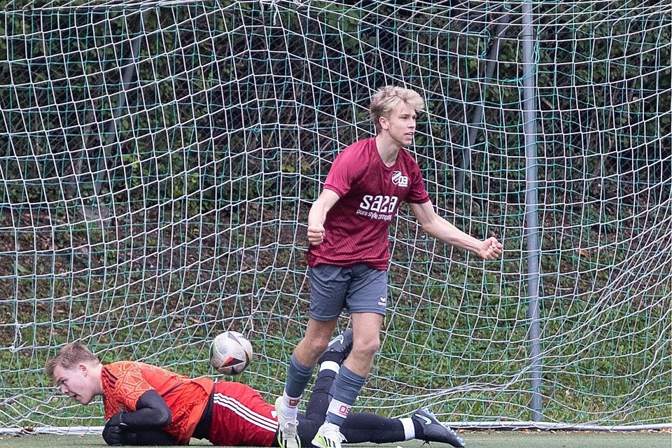 Erzielte die frühe 1:0-Führung für die SG Starnberg/Söcking: Ben Steidle traf bereits in der 5. Minute. Pöckings Torwart Nicolai Dornow war machtlos. Erzielte die frühe 1:0-Führung für die SG Starnberg/Söcking: Ben Steidle traf bereits in der 5. Minute. Pöckings Torwart Nicolai Dornow war machtlos.