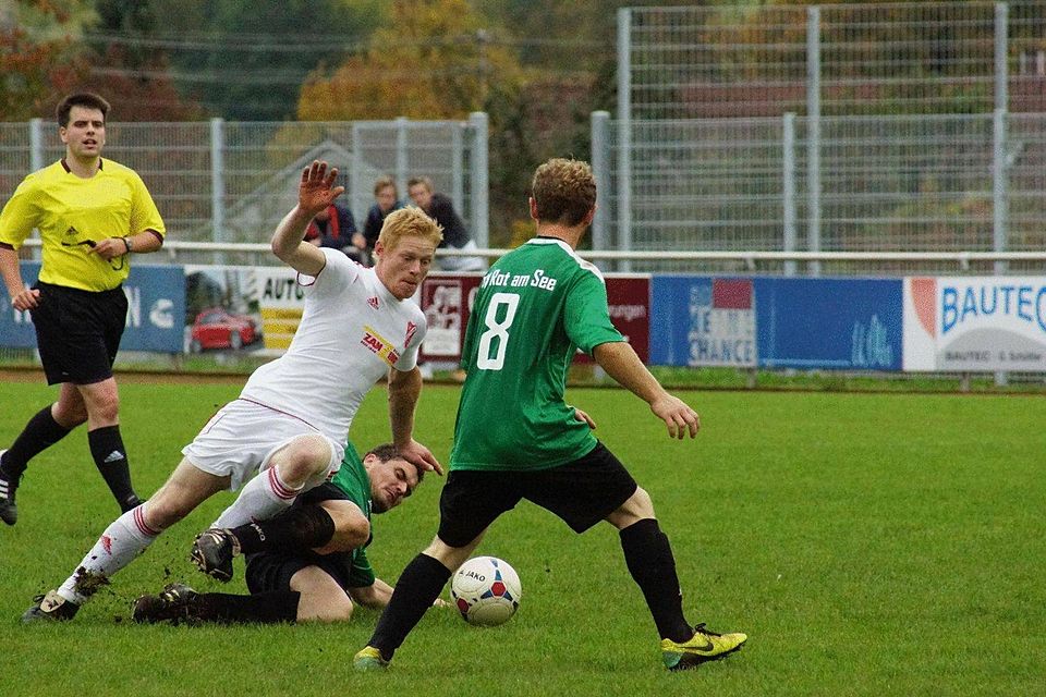 Kampf um jeden Ball: Der TV Rot am See (grüne Trikots) gewann das Muswiesenderby gegen Brettheim im vergangenen Jahr deutlich mit 4:0.          Foto: Hans-Otto Hettler