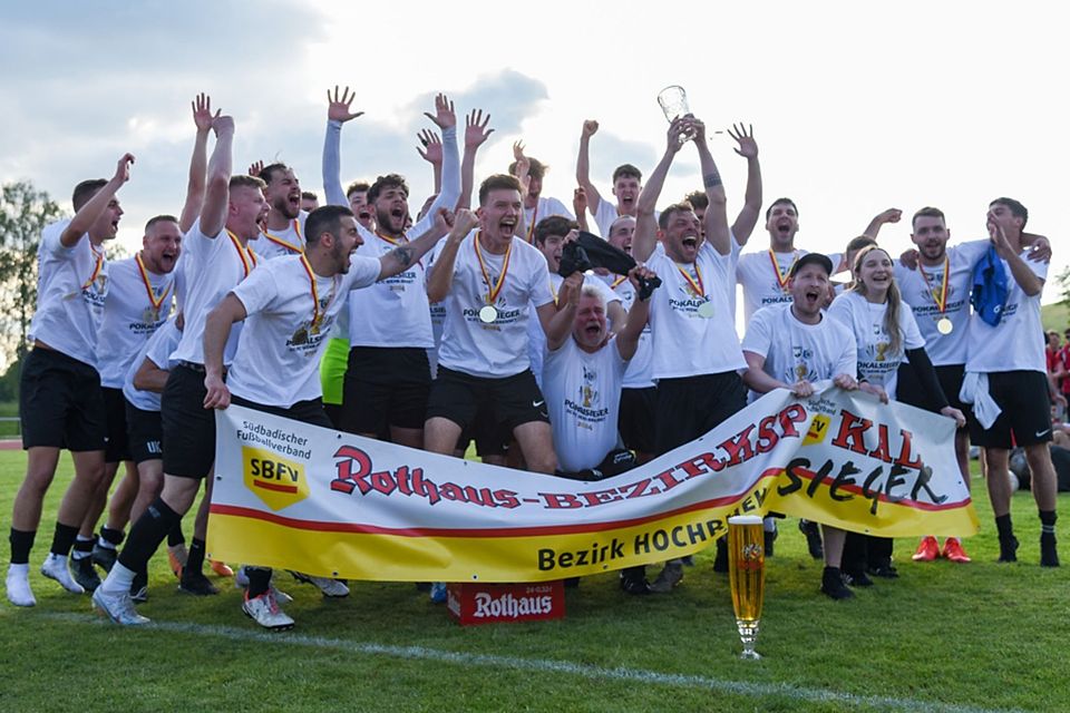 Gesucht werden die Nachfolger der SG FC Wehr-Brennet (hier streckt Kapitän Fabian Schmidt den Pokal in die Höhe) und des TuS Kleines Wiesental, die 2024 in Efringen-Kirchen triumphierten. | Foto: Gerd Gründl