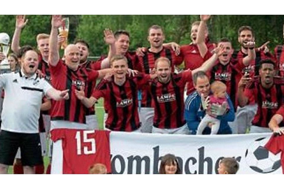 So sehen Sieger aus: Die Fußballer der Spielvereinigung Berne feierten den Sieg im Kreispokal-Endspiel ausgelassen. Dennis Weiß