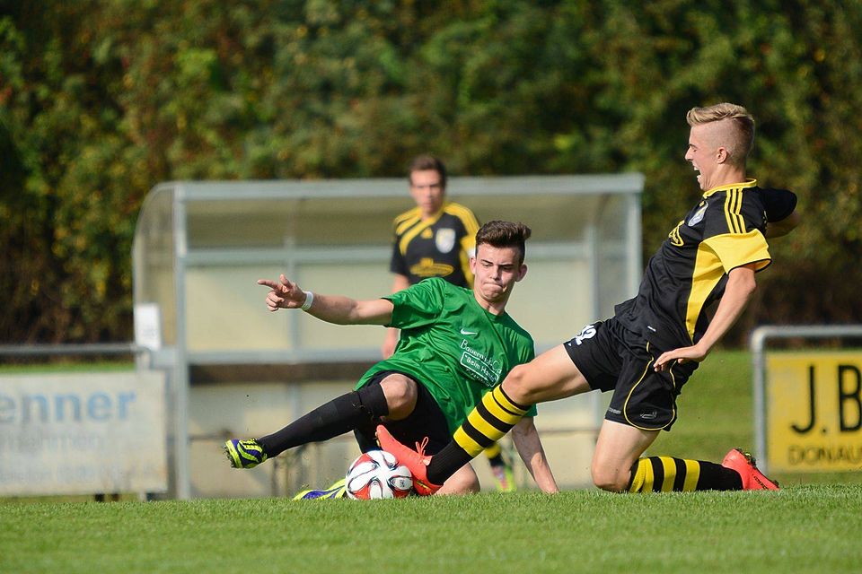 Überlegen war die U19 des FC Amberg (r.) beim Gastspiel bei der JFG Hohe Linie. F: Schneider