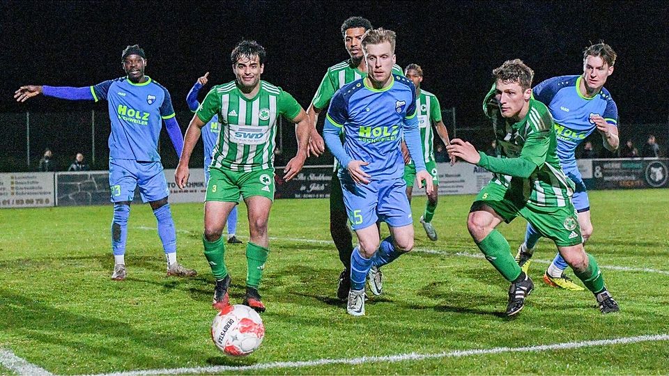 Kampf um den Ball: Im Mittelfeld geht es in dieser Szene eng zu.