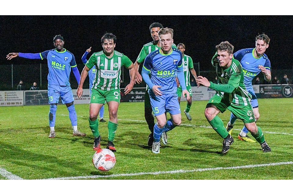 Kampf um den Ball: Im Mittelfeld geht es in dieser Szene eng zu.