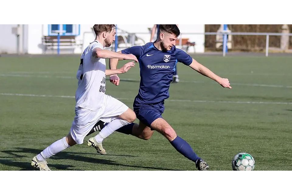 Auch wenn Niklas Assmann (r.) hier schneller am Ball ist als sein Burger Gegenspieler Tim Junker, muss er sich mit seinem TSV Bicken am Ende mit einem Derbyzähler begnügen – und damit den Verlust der Tabellenführung hinnehmen. © Lorenz Pietzsch
