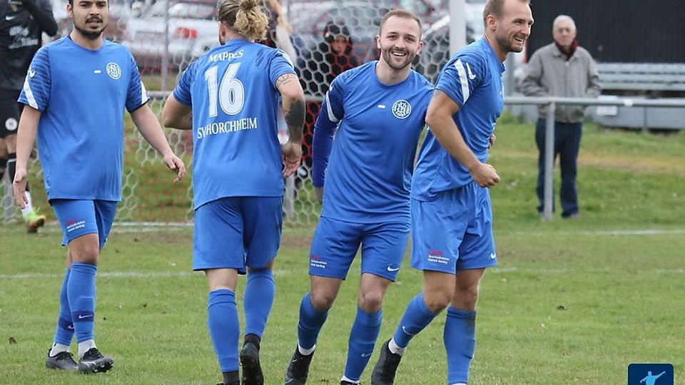 Fabian Sombetzki (ganz rechts) und Marcel Mappes (#16) bejubeln einen Treffer beim 6:1-Erfolg vom SV Horchheim in Neuhausen - können sie künftig auch im Dress der TSG Pfeddersheim gegen die TuS gemeinsam feiern?  