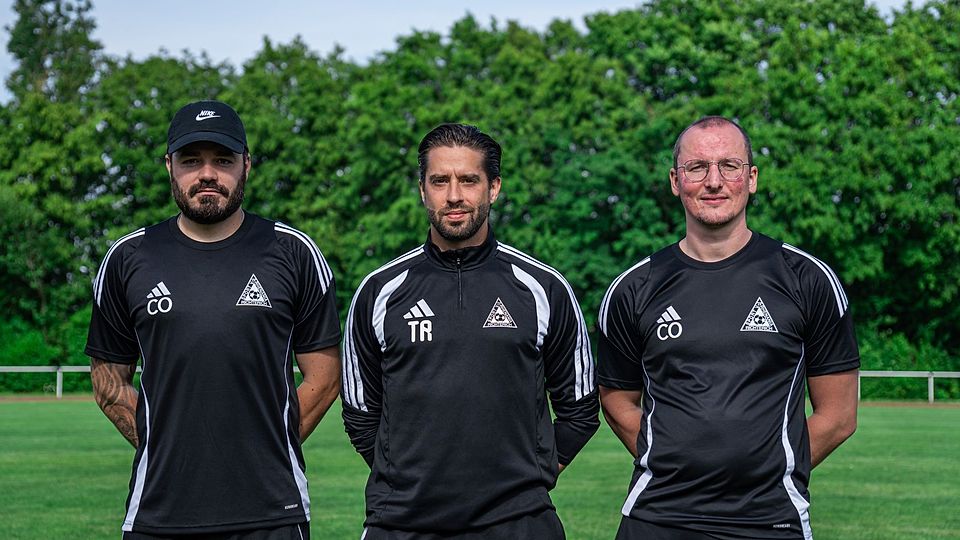 Trainer Nick Capellmann, flankiert von seinen Co-Trainern Stefan Hammers (links) und Tim Kräghan (rechts)