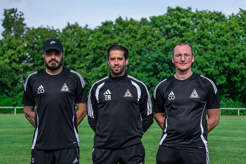 Trainer Nick Capellmann, flankiert von seinen Co-Trainern Stefan Hammers (links) und Tim Kräghan (rechts) Trainer Nick Capellmann, flankiert von seinen Co-Trainern Stefan Hammers (links) und Tim Kräghan (rechts)