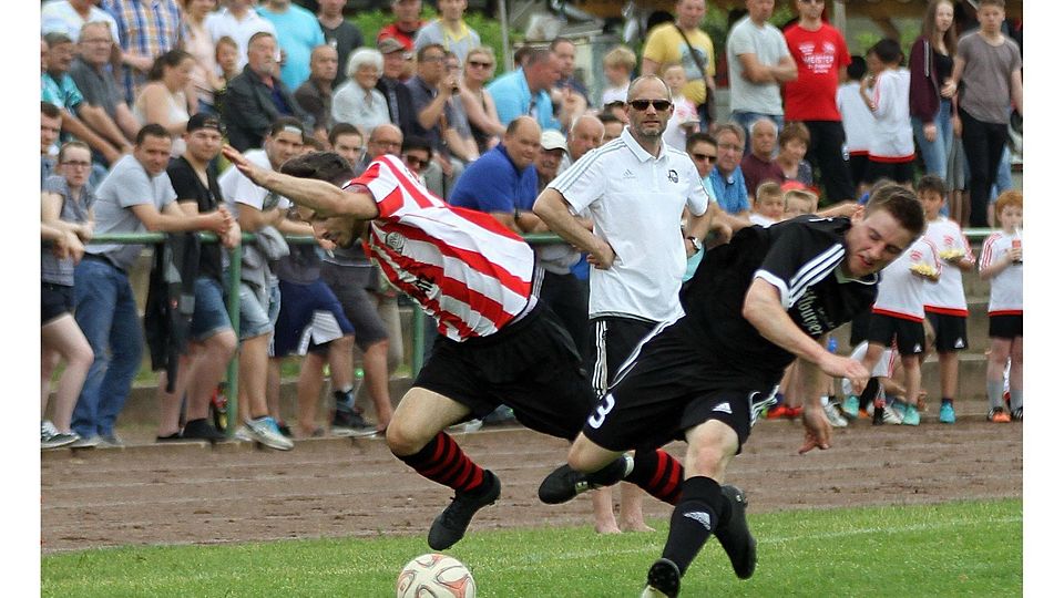 Im Paarflug: Osthofens Abdullah-Serdar Ata (links) geht im Duell mit dem Gundersheimer Lukas Geeb zu Boden.	Foto: photoagenten/Christine Dirigo