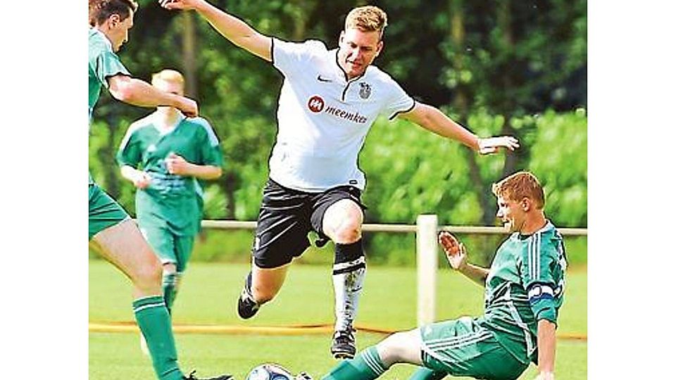 Übersprungen: Die Fußballer des Pokalfinalisten SV Gehlenberg nahmen die Hürde  BV Neuscharrel (in Grün). Lichtfuß