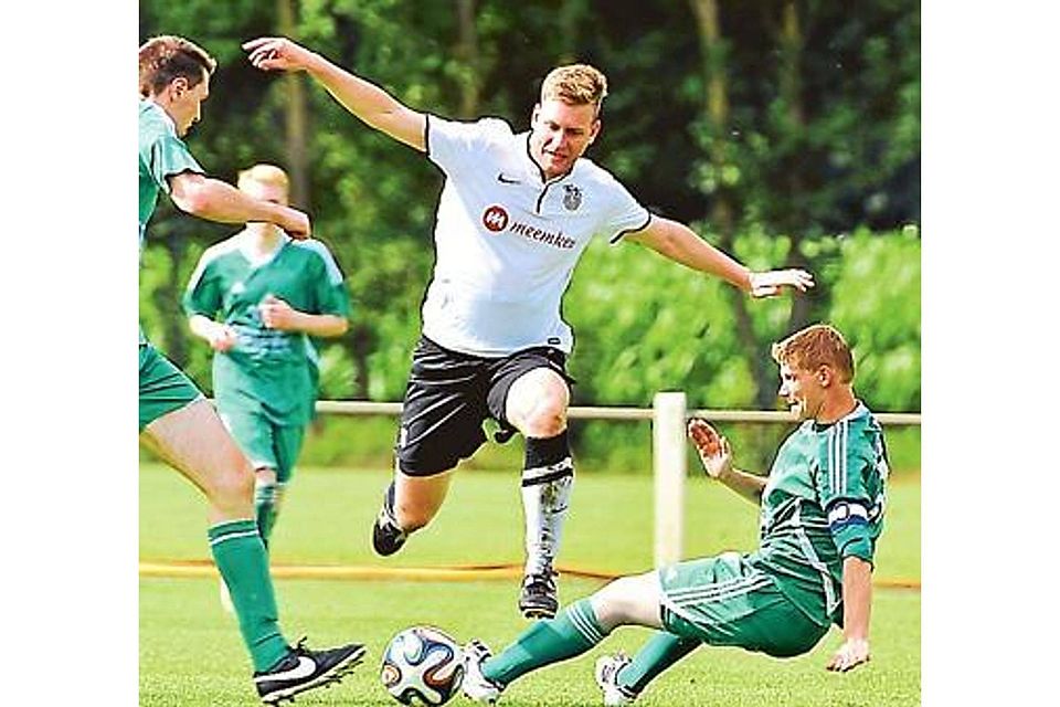 Übersprungen: Die Fußballer des Pokalfinalisten SV Gehlenberg nahmen die Hürde  BV Neuscharrel (in Grün). Lichtfuß