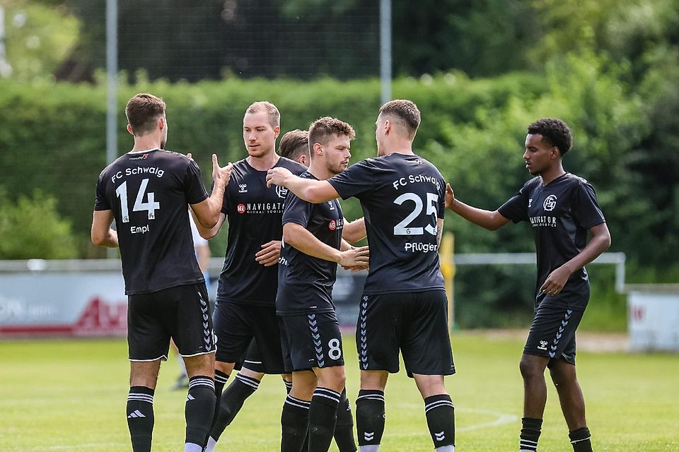 Als Spitzenreiter überwintert der FC Schwaig in der Landesliga und träumt vom Aufstieg in die Bayernliga. Hier klatschen sich (v.l.) Hannes Empl, Sebastian Hofmaier, Tim Schels, Florian Pflügler und Kerubel Kuflu ab.