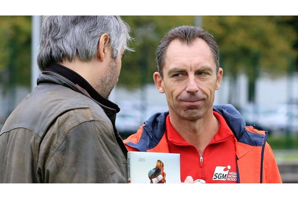 Sieht sein Team der Spielgemeinschaft auf einem guten Weg: SGM-Coach Thomas Kristen (rechts, im Gespräch mit LZ-Redakteur Peter Schlefsky). Foto: Reiner Roither