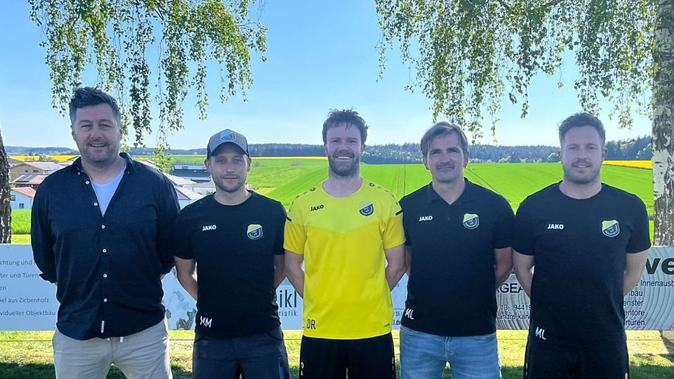 Dominik Riemer (Mitte) und Markus Schlappinger (zweiter von rechts) werden die SpVgg Haberskirchen künftig anleiten 