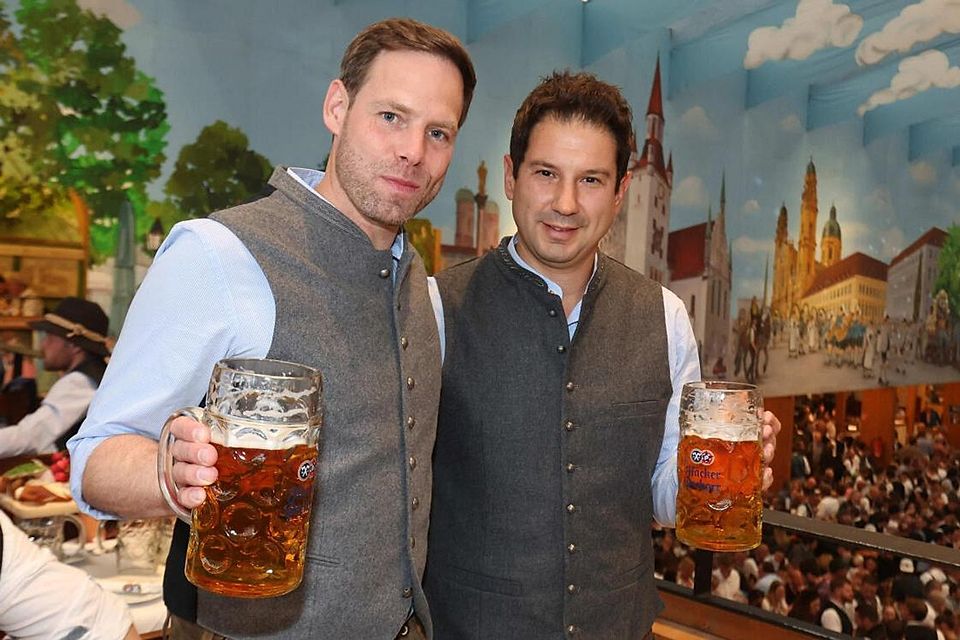 Gute Stimmung auf der Wiesn bei Geschäftsführer Werner und Trainer Giannikis.