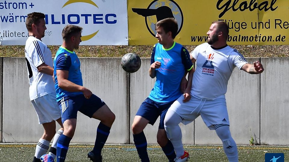 Eigentlich abgestiegen, darf die SG Mehlmeisel/ Fichtelberg/ Ebnath II/ Brand (in Blau) dennoch weiter in der A-Klasse West spielen.