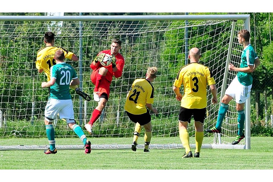 Der früherer Effeltricher Kapitän Lukas Porster verteidigte das Tor seines neuen Klubs Kersbach (in grün) gegen die alten Kollegen (gelb) erfolgreich. F: Roland Huber