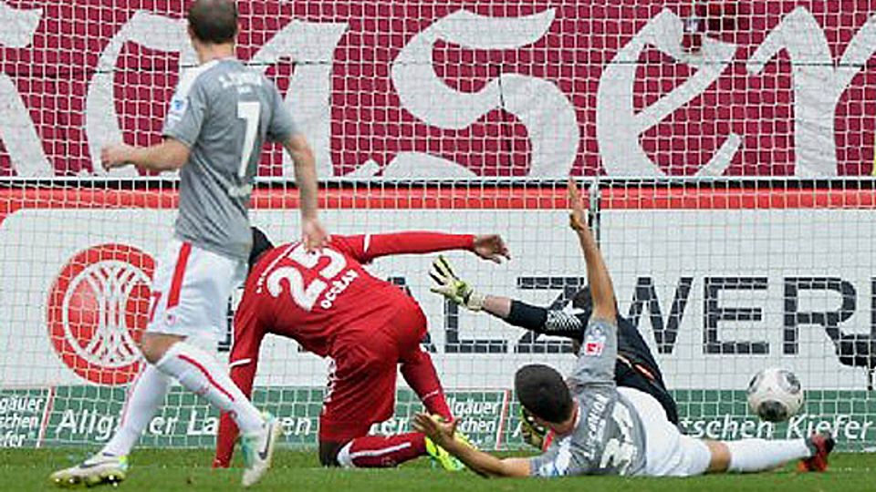 Olivier Occean trifft zum sehr umstrittenen 1:0. Der Lauterer hatte Fabian Schönheim weggeräumt. Foto: City-Press