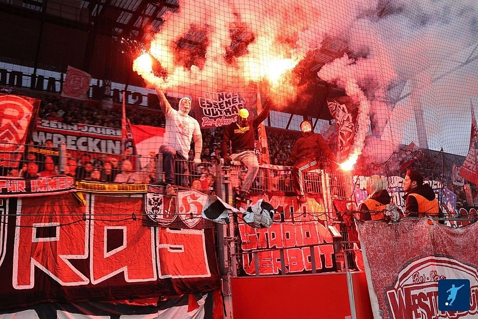 Fans von RWE zündeten immer wieder pyrotechnische Artikel.