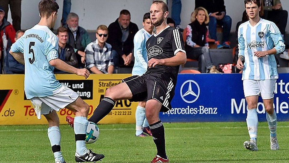 Marco Leszczynski (Mitte) hat seine Spieler-Laufbahn beim FC Penzing beendet.  Archivfoto: Thorsten Jordan