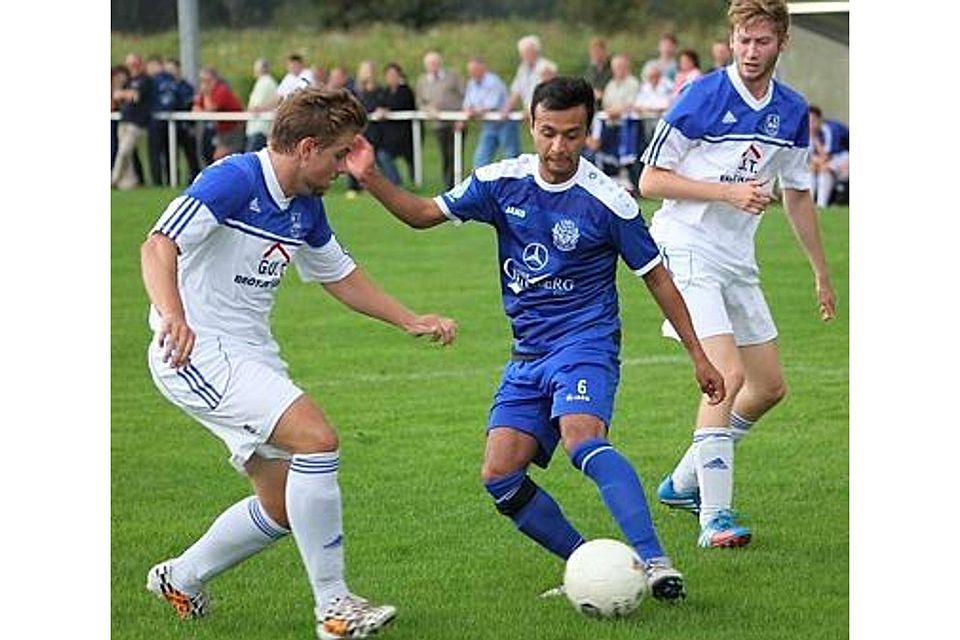 Musste verletzt ausgewechselt werden: Dariusch Azadzoy (am Ball) vom TSV Ganderkesee. Seine Mannschaft gewann trotzdem gegen Rastede mit 3:1. Michael Hiller