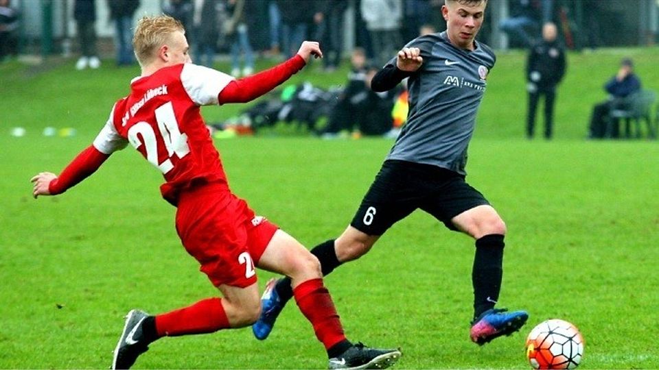 Machte beim Kantersieg über den Tabellenletzten nach seinem dritten Treffer zum 5:0 Platz für Jan Friesen: Felix Poschmann (rechts).  Foto Krause
