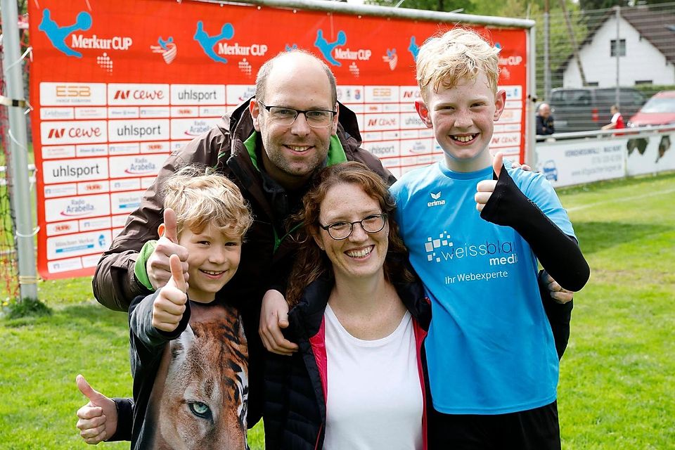 Fußball gehört zum Familienleben: Sabine und Markus Antwerpen mit den Söhnen Luka und Maximilian (im Trikot), die beim FC Phönix Schleißheim spielen.