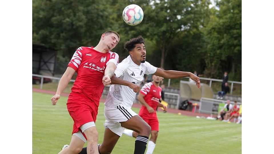 Augen zu und voller Einsatz: Der Abgang von Leader Torben Seib (links), hier im Kopfballduell mit dem Saulheimer Yassine Laghdaif, schmerzt die Wörrstädter und stellt die Mannschaft des TuS in der restlichen Saison vor neue Herausforderungen.	Archivfoto: Axel Schmitz/pakalski-press