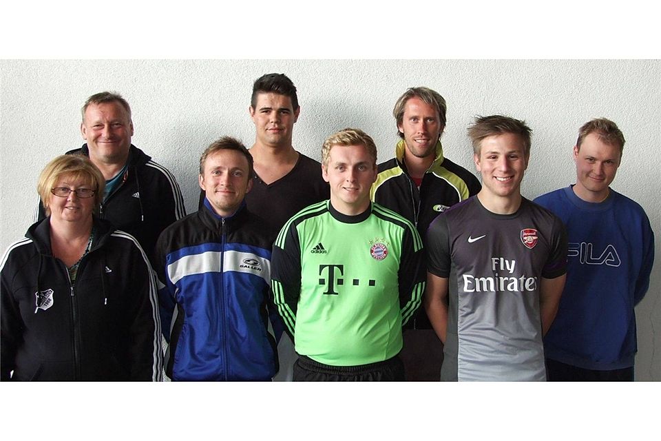 Die Neuzugänge mit dem neuen Trainer Daniel Friedl (rechts) Foto: sam