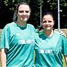 Sandra Pfannenstein (links) und ihre Vereinskollegin Jessica Eckl vom FC OVI-Teunz waren die ersten beiden Frauen in Deutschland, die ein offizielles Pflichtspiel in einem Männer-Team bestritten haben.