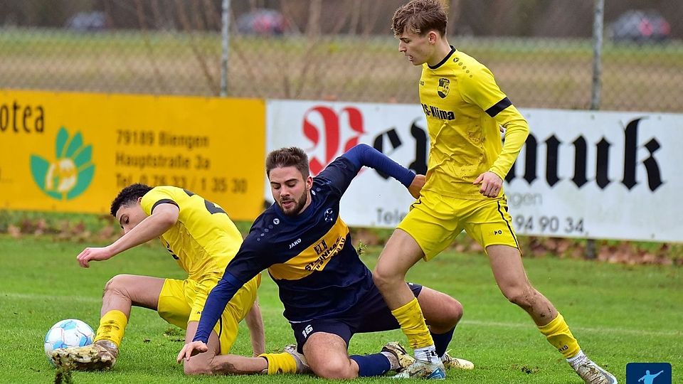 Am - schwer bespielbaren - Boden, aber den Kampfgeist noch nicht verloren: Luca Müller von der SG Ihringen/Wasenweiler (Mitte) und die Biengener Anton Schlageter (links) und Julian Günther (rechts).