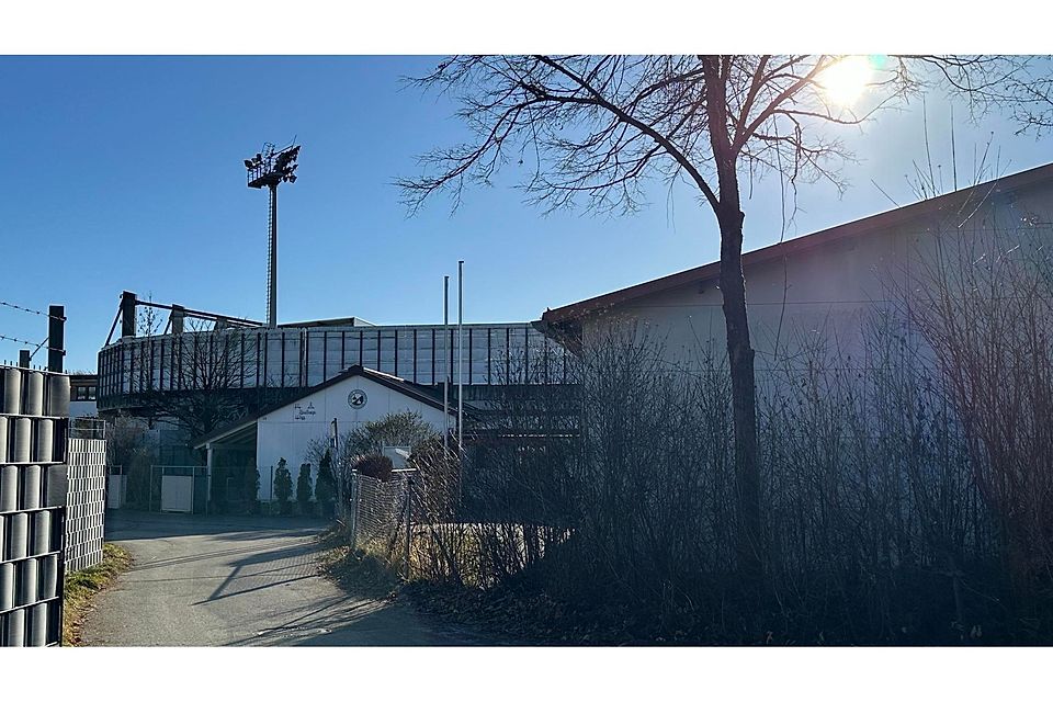 Die Stockschützenhalle hinter der Nordtribüne soll weichen, denn hier plant der FC Bayern mittelfristig einen eigenen Verwaltungstrakt.