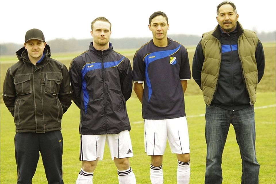 Unser Foto zeigt von rechts Trainer Manolito Neumeyer mit den Neuzugängen Baris Ledin, Daniel Dorfner und  Christian Reißer. Foto: Markus Schmautz