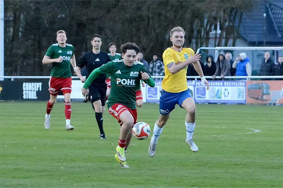 Arsenij Ksenfontov (MTSV Hohenwestedt) wird verfolgt von Tyler Körting (SV Todesfelde).