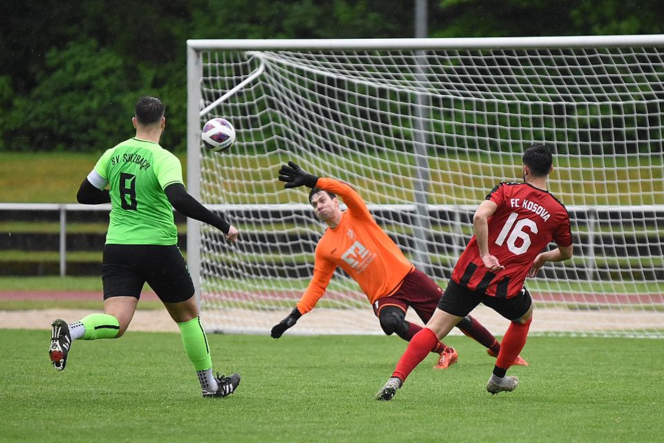 Kosovas Doppelpacker Alket Celhaka (Nr. 16) schlenzt den Ball in dieser Szene an Sulzbachs Torwart Florian Wagner vorbei zum zwischenzeitlichen 4:0 ins lange Eck.