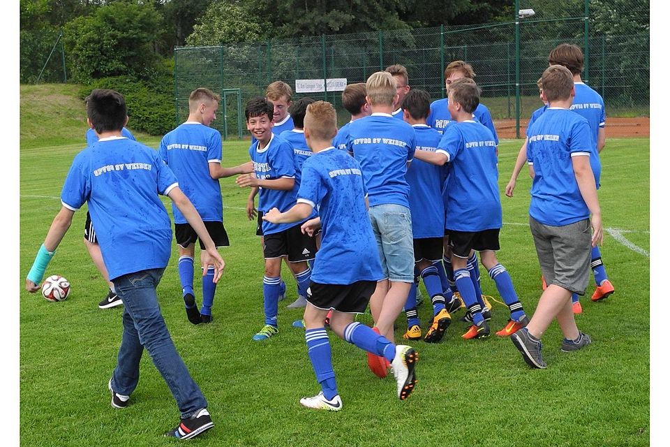 Nach dem Schlusspfiff gab`s kein Halten mehr.  Foto: SpVgg SV