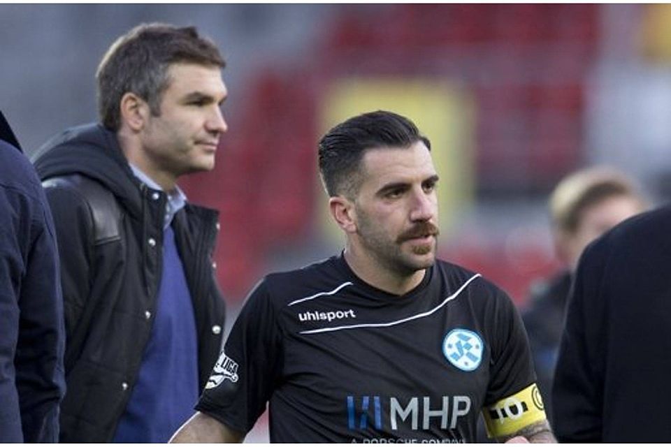 Für Kickers-Cheftrainer Tomislav Stipic (links) war das Heimdebüt kein Erfolg. Pressefoto Baumann