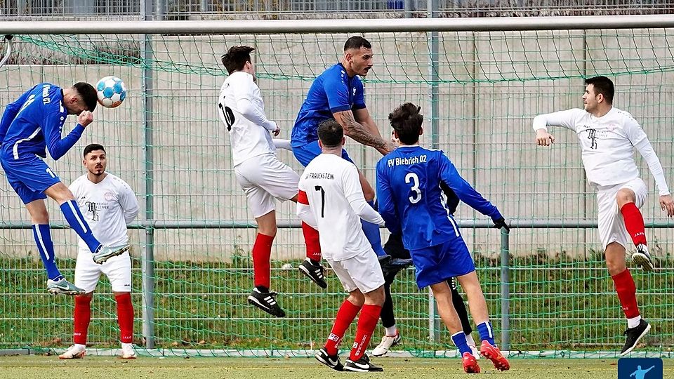 Torgala bei Biebrich 02 II. Die Youngster des FVB führen die Frauensteiner vor.