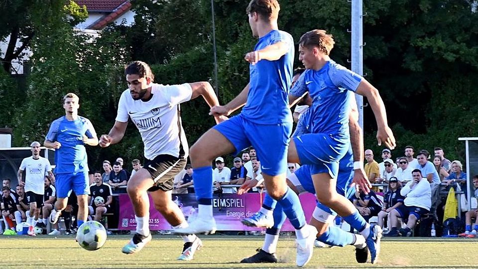 Bodenheims Khaled Abou Daya (weißes Trikot) wird umzingelt von den Bretzenheimern (von links) Mark Zeller und Paul Jung. Für beide Teams geht an diesem Wochenende die Runde weiter.	Archivfoto: Kristina Schäfer