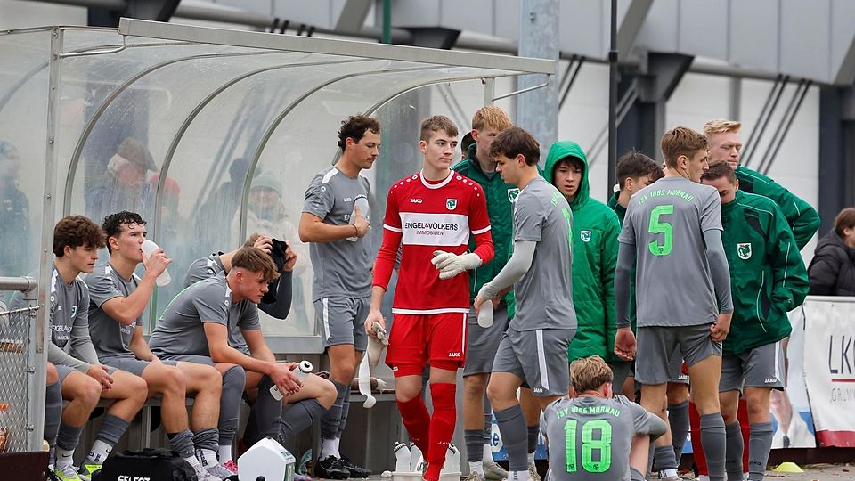 Bitter für die Drachen: (v. l.) Samuel Spieß, Fabian Heiland, Michael Moser, Elias Richter (verdeckt), Philip Jarosch, Benedikt Wallrapp, Fabian Erhard, Konstantin Ott und Jannis Braun sind restlos bedient.