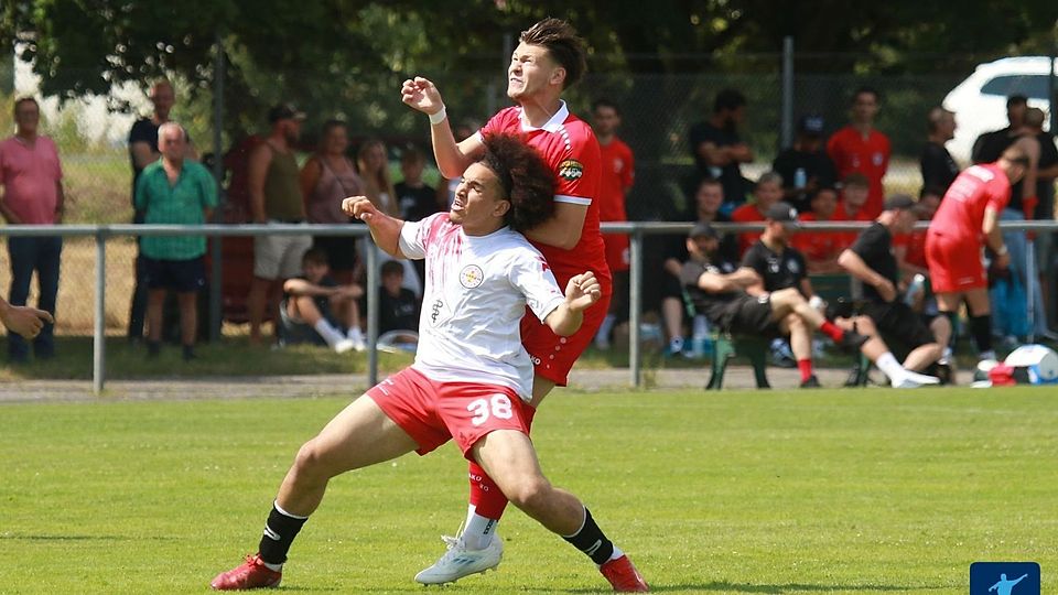 Der FC Rot-Weiß Koblenz (hier im Sommertestspiel mit Mohammed Mahfoud Maroc vorne gegen den FC Wegberg-Beeck) hat Protest gegen die Spielwertung in der Oberliga gegen Cosmos Koblenz eingelegt, ist damit aber gescheitert.