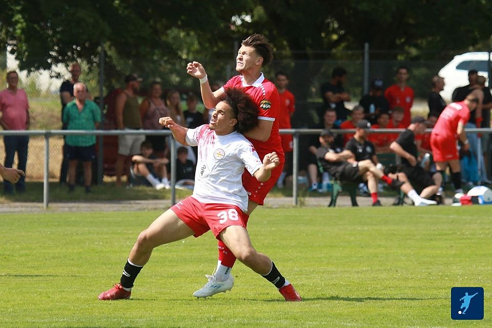 Der FC Rot-Weiß Koblenz (hier im Sommertestspiel mit Mohammed Mahfoud Maroc vorne gegen den FC Wegberg-Beeck) hat Protest gegen die Spielwertung in der Oberliga gegen Cosmos Koblenz eingelegt, ist damit aber gescheitert.