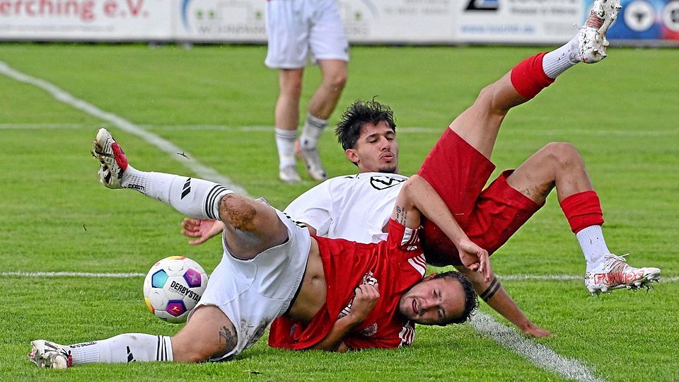Drunter und drüber ging es im Derby zwischen dem TSV Merching (oben Abdulcebbar Demir) und dem SV Mering II (unten Lukas Leitermeier) meistens in Mittelfeldzweikämpfen. Offensive Höhepunkte waren rar gesät.