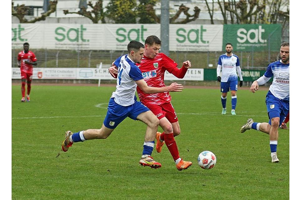 Hannes Zundel (vorne, hier gegen Nico Jäger von Wormatia Worms) hat die meiste Einsatzzeit beim TSV Gau-Odernheim. 	Archivfoto: Christine Dirigo / pakalski-press