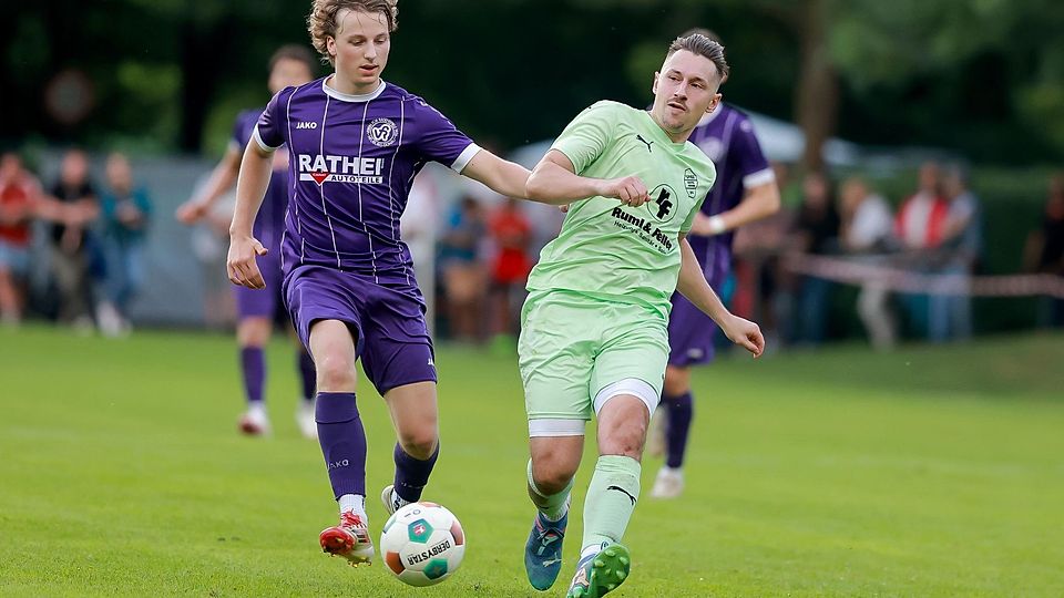 Nicht zu bremsen: Ausgerechnet Ferdinand Fischer-Stabauer (links) wurde im Duell mit seinem Heimatverein SpVgg Joshofen-Bergheim (rechts Jonas Zeller) zum Matchwinner für den VfR Neuburg.