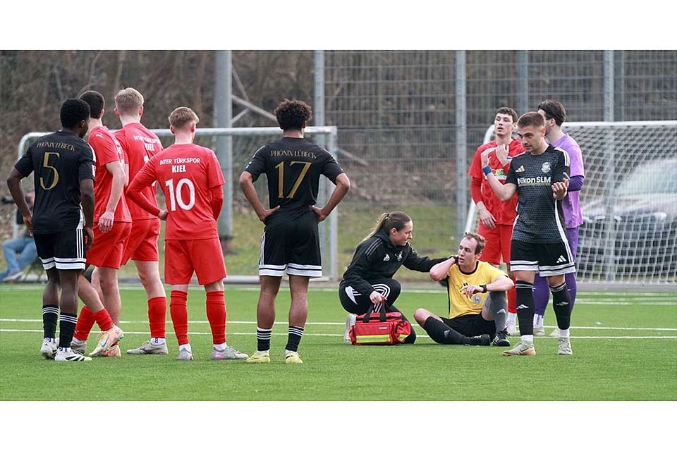 Schrecksekunde für alle - Schiedsrichter Claudius Böhnke ist gestürzt. Phönix-Physio-Therapeutin Maleen Morisse ist schnell zur Hilfe da.