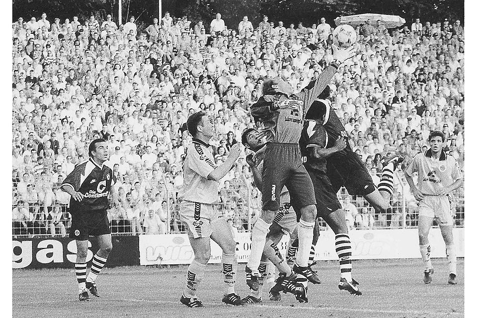 1995 kämpfte Danny Winkler mit den Gefährten von der TSG Pfeddersheim im DFB-Pokal gegen Borussia Dortmund. Winkler, in dieser Stene hinter Torhüter Rudy Stalyga, trainiert inzwischen die Spvgg. Neckarelz.