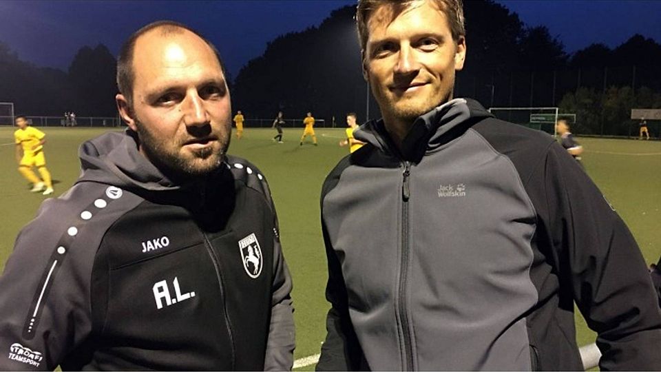 Coach Alex Lüggert mit Torwarttrainer Michael Melka beim Kreispokalspiel in Kamen-Heeren im Austausch. Foto: HSV