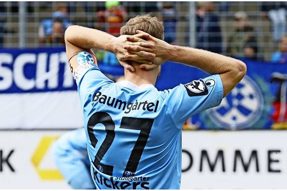 Kapitän Fabian Baumgärtel kann es nicht fassen: Die Kickers vergeben in Bremen den ersten Matchball. Foto: Baumann