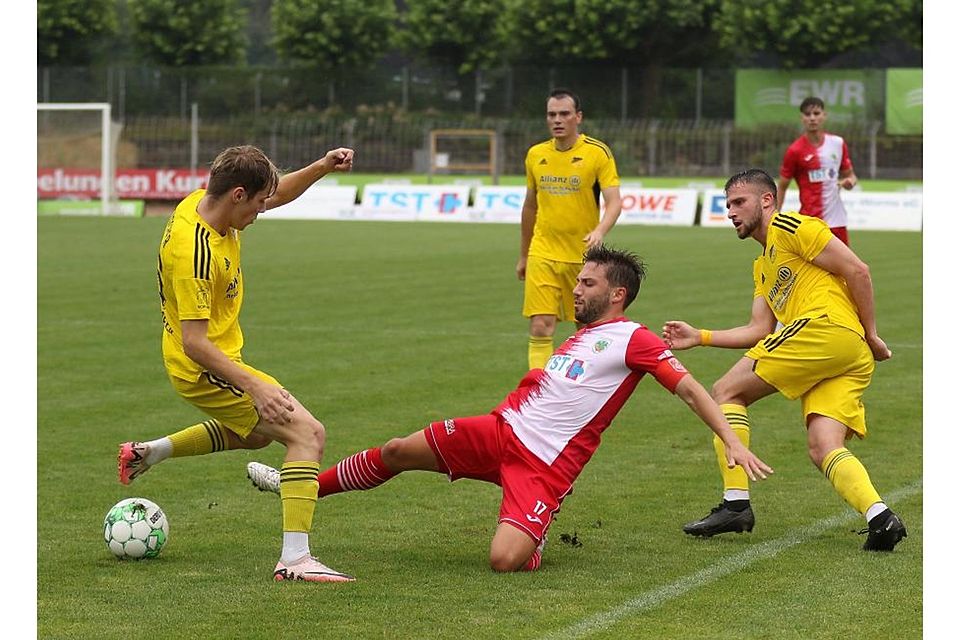 Im letzten Vorbereitungsspiel vor dem Ligastart in Herxheim funktionierte bei Wormatia-Kapitän Sandro Loechelt (mitte) und seiner Wormser Mannschaft noch nicht alles.	Foto: Christine Dirigo/pakalski-press